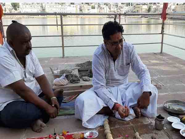 राजस्थान: पार्टी से टिकट कट जाने के डर से संसदीय सचिव ने की पूर्वजों की पूजा-अर्चना राजस्थान: पार्टी से टिकट कट जाने के डर से संसदीय सचिव ने की पूर्वजों की पूजा-अर्चना