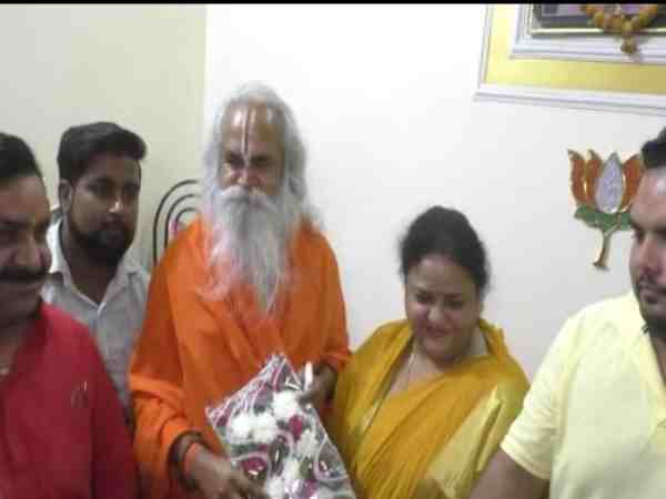भाजपा के नेता-मंत्री हमेशा ही राम मंदिर को लेकर बयानबाजी करते रहते हैं। इसी बीच कई बार कुछ संत महात्मा भी राम मंदिर पर बोलने से बाज नहीं आते। इसी कड़ी में भाजपा के पूर्व सांसद व संत रामविलास वेदांती ने राम मंदिर को लेकर बड़ा बयान दिया है। अब तक तो मंदिर बनेगा या नहीं बनेगा इस बात की चर्चा थी लेकिन इन्होंने तो तारीख ही बता दी। वेदांती महाराज ने कोर्ट पर भी तंज कसते हुए कोर्ट के काम पर सवाल उठाए। भाजपा के नेता-मंत्री हमेशा ही राम मंदिर को लेकर बयानबाजी करते रहते हैं। इसी बीच कई बार कुछ संत महात्मा भी राम मंदिर पर बोलने से बाज नहीं आते। इसी कड़ी में भाजपा के पूर्व सांसद व संत रामविलास वेदांती ने राम मंदिर को लेकर बड़ा बयान दिया है। अब तक तो मंदिर बनेगा या नहीं बनेगा इस बात की चर्चा थी लेकिन इन्होंने तो तारीख ही बता दी। वेदांती महाराज ने कोर्ट पर भी तंज कसते हुए कोर्ट के काम पर सवाल उठाए।