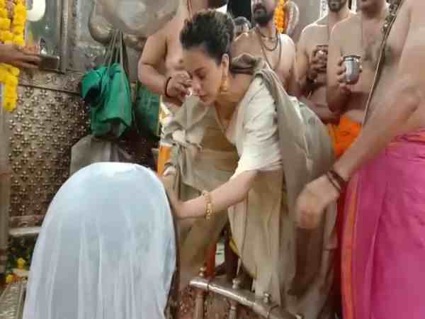 महाकाल के दर्शन करने उज्जैन पहुंची कंगना, सेल्फी लेने वालों की लगी भीड़ महाकाल के दर्शन करने उज्जैन पहुंची कंगना, सेल्फी लेने वालों की लगी भीड़