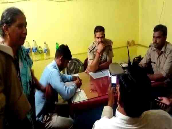 यूपी: फ्री में खाना खाने को लेकर पुलिस वाले ने भाजपा नेता से की हाथापाई, तगादा करने पर हुआ बवाल यूपी: फ्री में खाना खाने को लेकर पुलिस वाले ने भाजपा नेता से की हाथापाई, तगादा करने पर हुआ बवाल