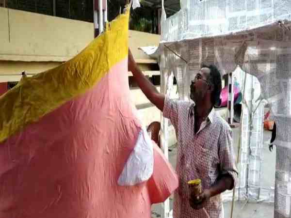 यूपी: यह मुस्लिम परिवार तीन पीढ़ियों से बना रहा है रावण की मूर्ति, रामलीला में इनका योगदान है अहम यूपी: यह मुस्लिम परिवार तीन पीढ़ियों से बना रहा है रावण की मूर्ति, रामलीला में इनका योगदान है अहम