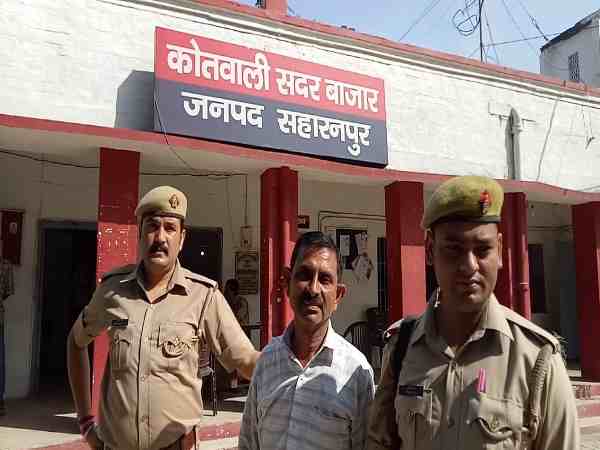 यूपी: पुलिस ने फर्जी विकास प्राधिकरण अधिकारी को किया गिरफ्तार, मकान गिराने की धमकी देकर करता था वसूली यूपी: पुलिस ने फर्जी विकास प्राधिकरण अधिकारी को किया गिरफ्तार, मकान गिराने की धमकी देकर करता था वसूली