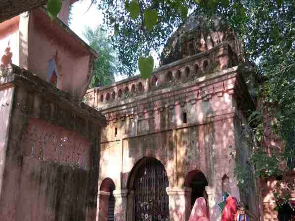 यूपी: इस मंदिर के निर्माण का इतिहास है अद्भुत, आखिर क्यों खुदाई करते वक्त बहने लगी थी खून की धार? यूपी: इस मंदिर के निर्माण का इतिहास है अद्भुत, आखिर क्यों खुदाई करते वक्त बहने लगी थी खून की धार?