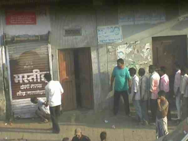 यूपी: सरकार के आदेश के बावजूद इस शहर में 12 बजे के बजाय 7 बजे से बेची जा रही है शराब यूपी: सरकार के आदेश के बावजूद इस शहर में 12 बजे के बजाय 7 बजे से बेची जा रही है शराब