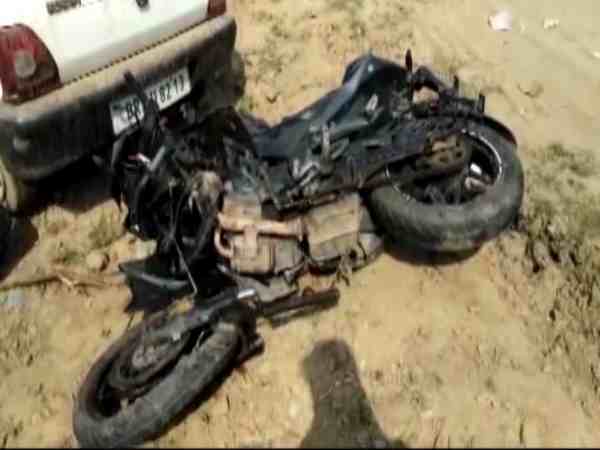 बिहार: दशहरा मेला घूमने गए बाइक सवार युवकों की स्टंट करने के दौरान हुई मौत बिहार: दशहरा मेला घूमने गए बाइक सवार युवकों की स्टंट करने के दौरान हुई मौत