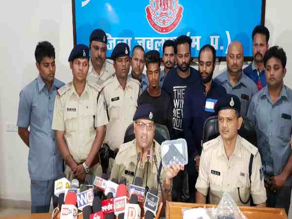 मध्य प्रदेश चुनावों से ठीक पहले पुलिस ने बरामद की पाकिस्तानी मेड पिस्तौल मध्य प्रदेश चुनावों से ठीक पहले पुलिस ने बरामद की पाकिस्तानी मेड पिस्तौल