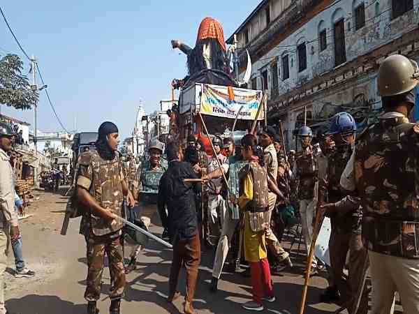 मध्य प्रदेश: मूर्ति विसर्जन को लेकर प्रशासन से टकराए आयोजक, तनाव के बाद पूरे इलाके में धारा 144 लागू मध्य प्रदेश: मूर्ति विसर्जन को लेकर प्रशासन से टकराए आयोजक, तनाव के बाद पूरे इलाके में धारा 144 लागू