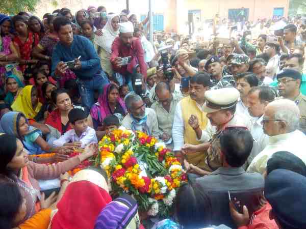 यूपी: कश्मीर में शहीद हुए जवान का शव पहुंचा गांव, मातम के बीच हुआ अंतिम संस्कार, भावुक करने वाली तस्वीरें यूपी: कश्मीर में शहीद हुए जवान का शव पहुंचा गांव, मातम के बीच हुआ अंतिम संस्कार, भावुक करने वाली तस्वीरें