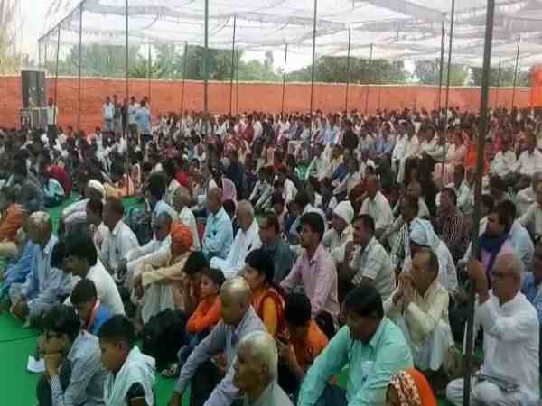 हजारों की संख्या में पहुंची भीड़