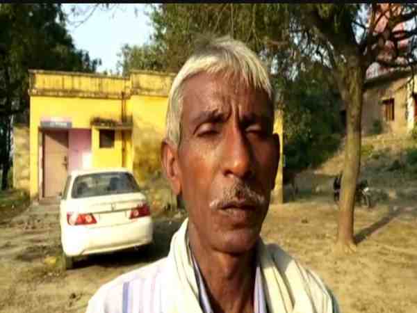 यूपी: घूस लेते हुए लेखपाल को एंटी करप्शन के अधिकारियों ने रंगे हाथों पकड़ा, देखें वीडियो यूपी: घूस लेते हुए लेखपाल को एंटी करप्शन के अधिकारियों ने रंगे हाथों पकड़ा, देखें वीडियो
