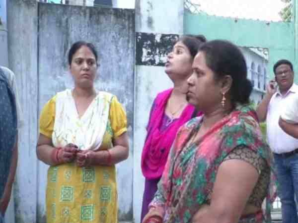 यूपी: दबंगों ने बीच सड़क महिलाओं को बेरहमी से पीटा, पुलिस खड़ी-खड़ी देखती रही यह सब, देखें वीडियो यूपी: दबंगों ने बीच सड़क महिलाओं को बेरहमी से पीटा, पुलिस खड़ी-खड़ी देखती रही यह सब, देखें वीडियो