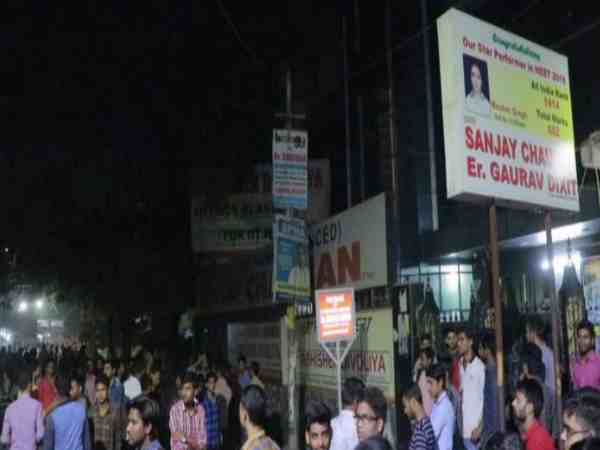 यूपी: कोचिंग मंडी में एक बार फिर हुई गोलीबारी, बाइक सवारों ने घात लगाकर मारी गोली यूपी: कोचिंग मंडी में एक बार फिर हुई गोलीबारी, बाइक सवारों ने घात लगाकर मारी गोली