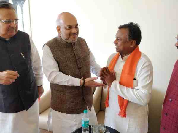 अमित शाह के सामने ली शपथ