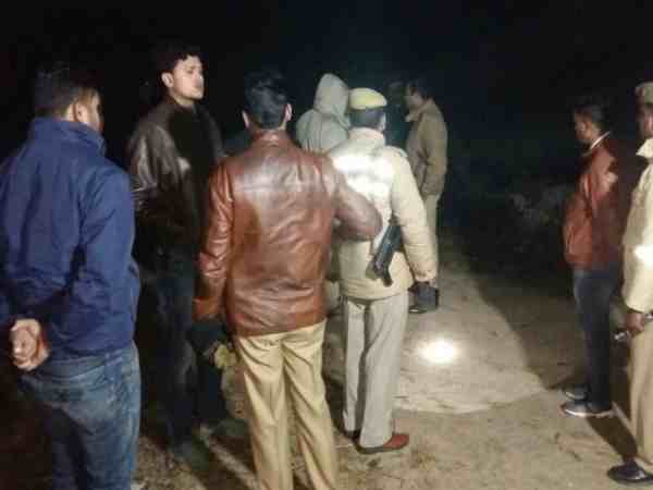 यूपी: एनकाउंटर के लिए गई पुलिस की बंदूक ने दिया धोखा, मुंह से निकाली ठाय-ठाय की आवाज यूपी: एनकाउंटर के लिए गई पुलिस की बंदूक ने दिया धोखा, मुंह से निकाली ठाय-ठाय की आवाज