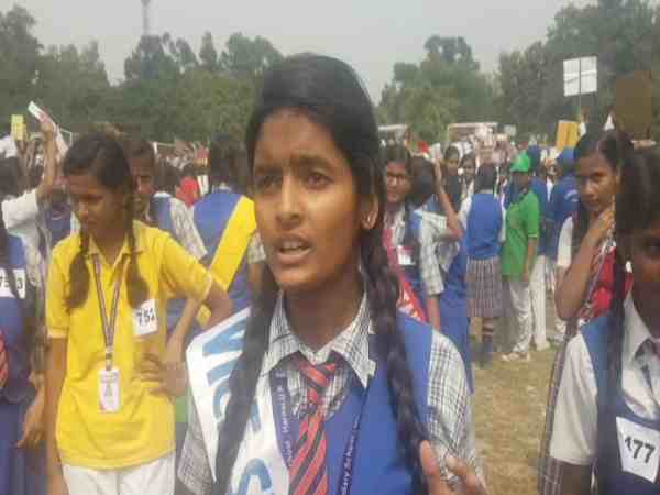 यूपी: हजारों बच्चियों ने एक साथ मिलकर बना डाला ये विश्व रिकॉर्ड, गिनीज बुक में होगा दर्ज यूपी: हजारों बच्चियों ने एक साथ मिलकर बना डाला ये विश्व रिकॉर्ड, गिनीज बुक में होगा दर्ज