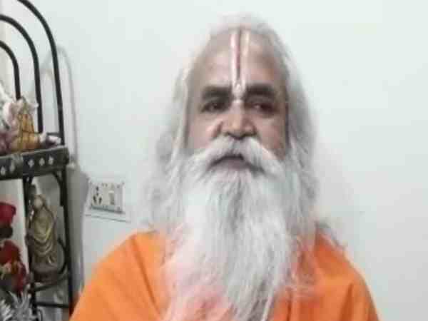 भाजपा के नेता-मंत्री हमेशा ही राम मंदिर को लेकर बयानबाजी करते रहते हैं। इसी बीच कई बार कुछ संत महात्मा भी राम मंदिर पर बोलने से बाज नहीं आते। इसी कड़ी में भाजपा के पूर्व सांसद व संत रामविलास वेदांती ने राम मंदिर को लेकर बड़ा बयान दिया है। अब तक तो मंदिर बनेगा या नहीं बनेगा इस बात की चर्चा थी लेकिन इन्होंने तो तारीख ही बता दी। वेदांती महाराज ने कोर्ट पर भी तंज कसते हुए कोर्ट के काम पर सवाल उठाए। भाजपा के नेता-मंत्री हमेशा ही राम मंदिर को लेकर बयानबाजी करते रहते हैं। इसी बीच कई बार कुछ संत महात्मा भी राम मंदिर पर बोलने से बाज नहीं आते। इसी कड़ी में भाजपा के पूर्व सांसद व संत रामविलास वेदांती ने राम मंदिर को लेकर बड़ा बयान दिया है। अब तक तो मंदिर बनेगा या नहीं बनेगा इस बात की चर्चा थी लेकिन इन्होंने तो तारीख ही बता दी। वेदांती महाराज ने कोर्ट पर भी तंज कसते हुए कोर्ट के काम पर सवाल उठाए।