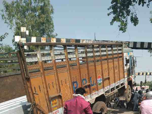 यूपी: सख्त मनाही के बाद भी नो एंट्री टाइम में शहर के बीच घुसा ट्रक हुआ दुर्घटनाग्रस्त, ट्रैफिक पुलिस बनी रही अंजान यूपी: सख्त मनाही के बाद भी नो एंट्री टाइम में शहर के बीच घुसा ट्रक हुआ दुर्घटनाग्रस्त, ट्रैफिक पुलिस बनी रही अंजान