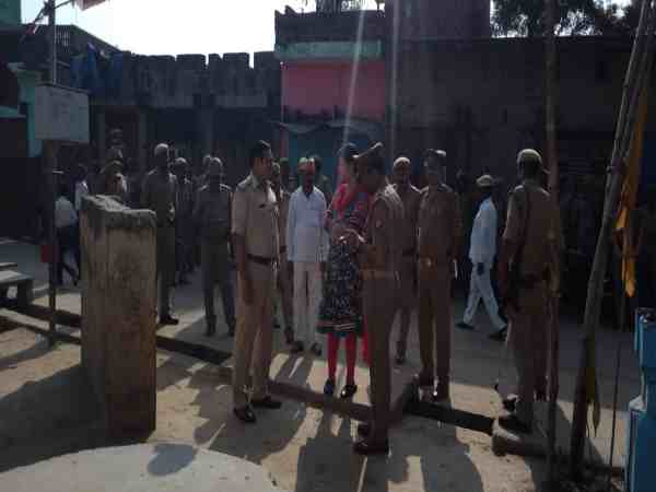 यूपी: मूर्ति स्थापना को लेकर दो समूह आपस में भिड़े, जमकर हुआ पथराव, पुलिस ने लाठीचार्ज कर हालात पर पाया काबू यूपी: मूर्ति स्थापना को लेकर दो समूह आपस में भिड़े, जमकर हुआ पथराव, पुलिस ने लाठीचार्ज कर हालात पर पाया काबू