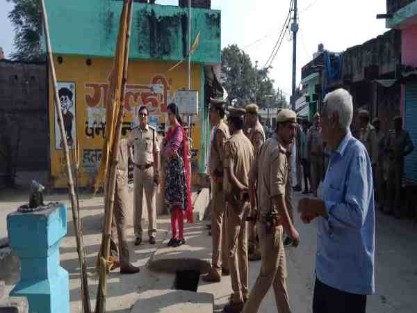 यूपी: मूर्ति स्थापना को लेकर दो समूह आपस में भिड़े, जमकर हुआ पथराव, पुलिस ने लाठीचार्ज कर हालात पर पाया काबू यूपी: मूर्ति स्थापना को लेकर दो समूह आपस में भिड़े, जमकर हुआ पथराव, पुलिस ने लाठीचार्ज कर हालात पर पाया काबू