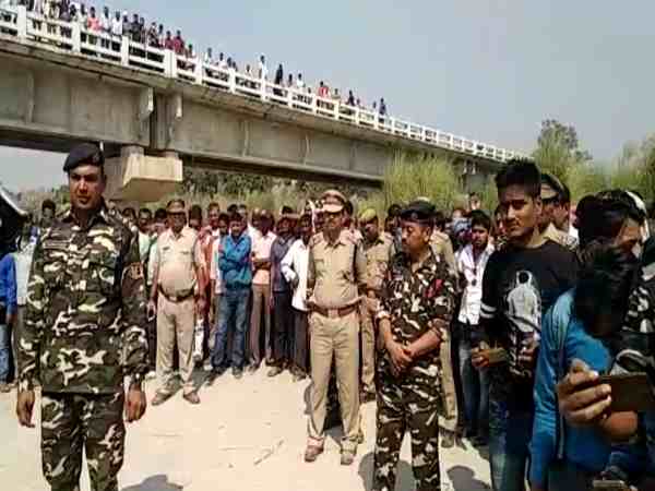 यूपी: कश्मीर में शहीद हुए जवान का शव पहुंचा गांव, मातम के बीच हुआ अंतिम संस्कार, भावुक करने वाली तस्वीरें यूपी: कश्मीर में शहीद हुए जवान का शव पहुंचा गांव, मातम के बीच हुआ अंतिम संस्कार, भावुक करने वाली तस्वीरें