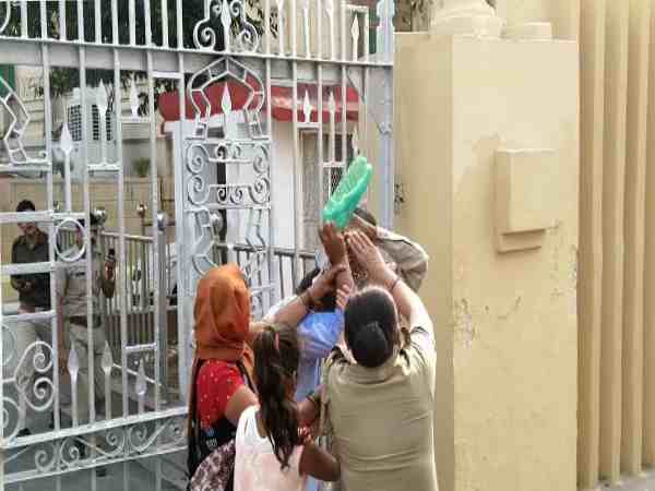 यूपी: विधानसभा के बाहर युवक ने किया आत्मदाह का प्रयास, वीडियो हुआ वायरल यूपी: विधानसभा के बाहर युवक ने किया आत्मदाह का प्रयास, वीडियो हुआ वायरल