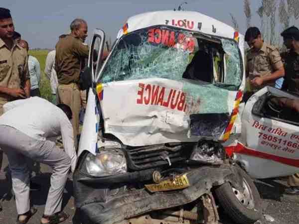 यूपी: शव लेकर लौट रही एंबुलेंस की ट्रक से हुई दर्दनाक भिड़ंत, 3 की मौत 4 घायल यूपी: शव लेकर लौट रही एंबुलेंस की ट्रक से हुई दर्दनाक भिड़ंत, 3 की मौत 4 घायल
