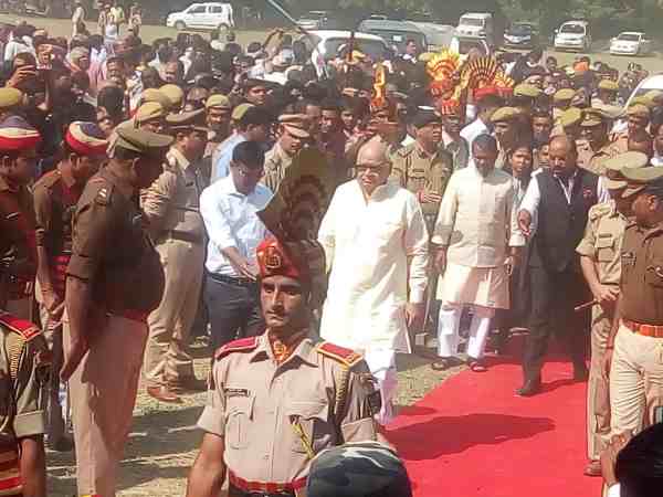 यूपी: कश्मीर में शहीद हुए जवान का शव पहुंचा गांव, मातम के बीच हुआ अंतिम संस्कार, भावुक करने वाली तस्वीरें यूपी: कश्मीर में शहीद हुए जवान का शव पहुंचा गांव, मातम के बीच हुआ अंतिम संस्कार, भावुक करने वाली तस्वीरें