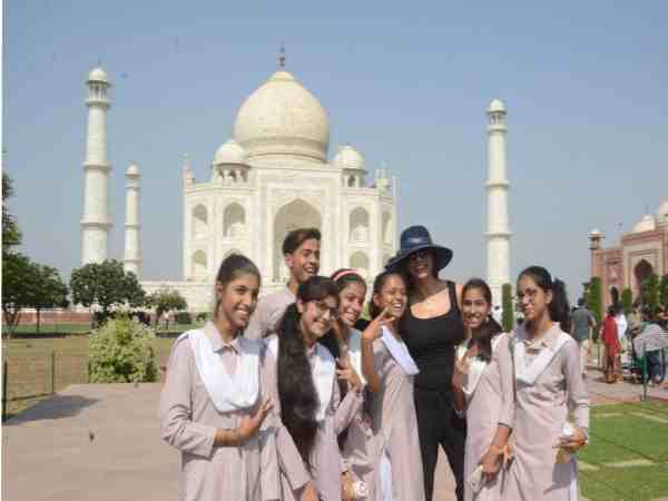 छात्राओं के साथ ली सेल्फी