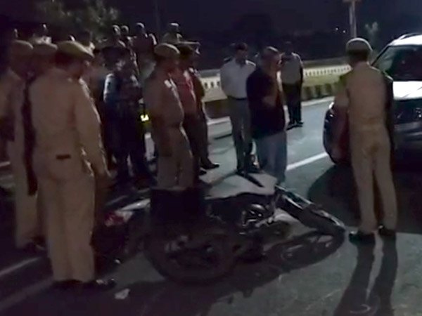 आरोपी सिपाही को 80 मीटर दूर कार में बिठाया