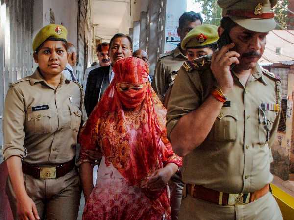 एक गुमनाम शिक्षक भी लगा चुके हैं वसूली के आरोप