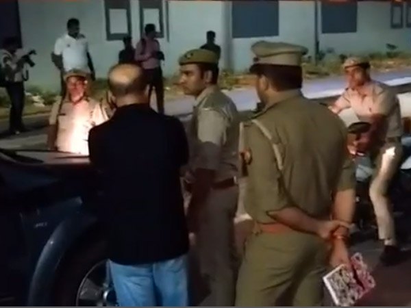 क्या गाड़ी के अंदर सामने से कुछ दिखाई दिया?