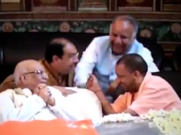 दो मंत्रियों के साथ हंसते और बात करते नजर आए सीएम योगी आदित्यनाथ