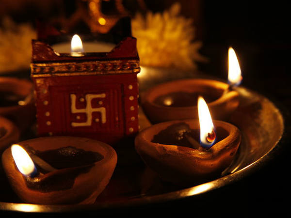 एक बड़ा सा दीया आप मां लक्ष्मी की तस्वीर के सामने