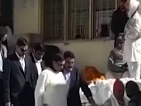 बेटी ईशा की शादी का कार्ड भगवान को किया समर्पित