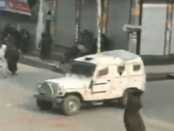 #WATCH:Protesters pelt stones on the vehicles of security forces in Shopian after encounter in Kapran Batagund #WATCH:Protesters pelt stones on the vehicles of security forces in Shopian after encounter in Kapran Batagund