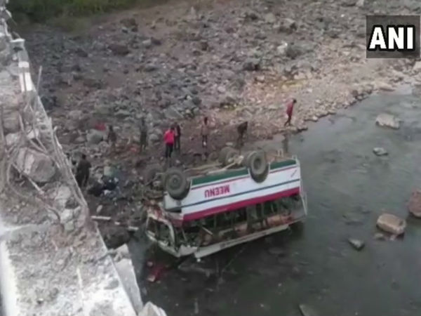 Himachal Pradesh: Nine persons died after a private bus fell in a gorge near Dadahu in Sirmaur. Rescue & relief operations underway Himachal Pradesh: Nine persons died after a private bus fell in a gorge near Dadahu in Sirmaur. Rescue & relief operations underway