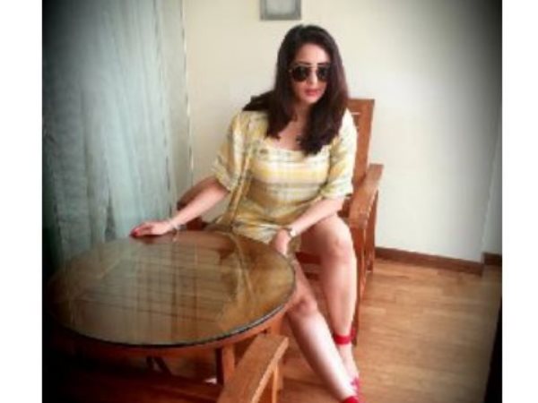 को-स्टार्स से गले मिलने और हाथ मिलाने पर भी आपत्ति, वेश्यावृत्ति में शामिल होने के आरोप लगाए
