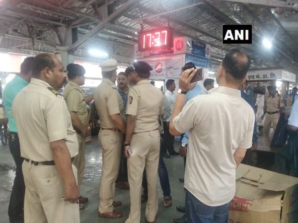 महाराष्ट्र: क्राइम ब्रांच के पुलिस इंस्पेक्टर को मारी गोली महाराष्ट्र: क्राइम ब्रांच के पुलिस इंस्पेक्टर को मारी गोली
