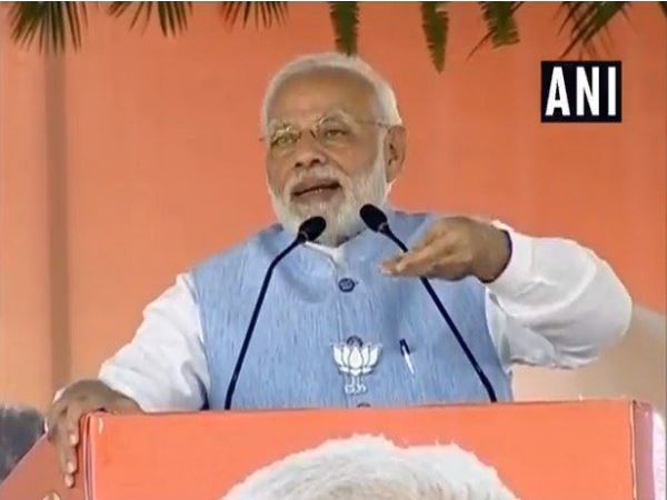 मां को गाली देकर जी नहीं भरा तो कांग्रेस ने पिता को घसीटा मां को गाली देकर जी नहीं भरा तो कांग्रेस ने पिता को घसीटा