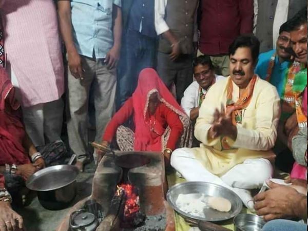 राजस्थान: जीत के लिए पापड़ नहीं, रोटी बेल रहे BJP उम्मीदवार राजस्थान: जीत के लिए पापड़ नहीं, रोटी बेल रहे BJP उम्मीदवार