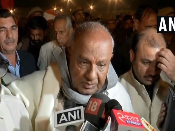 किसानों के बीच रामलीला मैदान पहुंचे एचडी देवगौड़ा किसानों के बीच रामलीला मैदान पहुंचे एचडी देवगौड़ा