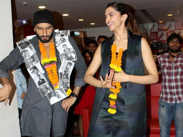 रणवीर सिंह ने मांगा दीपिका से KISS