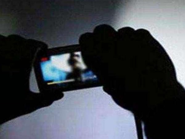धोखे से खींच लीं आपत्तिजनक तस्वीरें