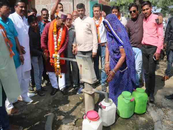 bjp candidate helping women for getting their votes in elections bjp candidate helping women for getting their votes in elections