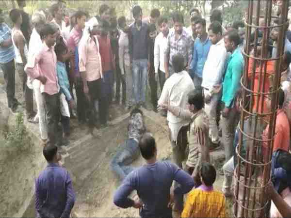mob brutally beat person for chain snatching in kannauj mob brutally beat person for chain snatching in kannauj