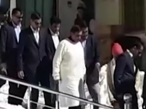 केदारनाथ-बद्रीनाथ धाम पहुंचे मुकेश अंबानी