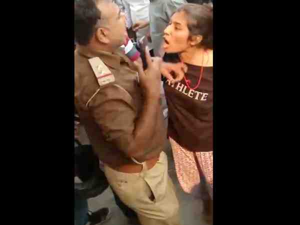 छात्रा ने पकड़ लिया दरोगा का कॉलर