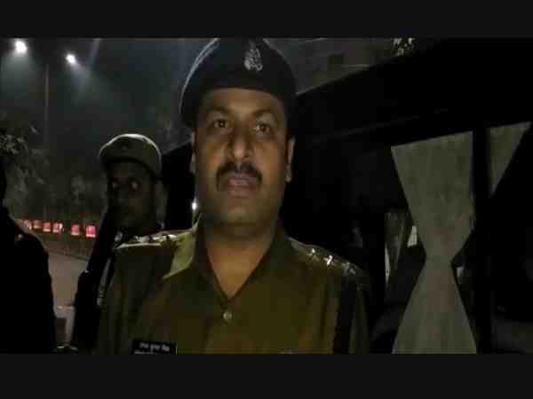 some rich people of lucknow fight on road with guns some rich people of lucknow fight on road with guns