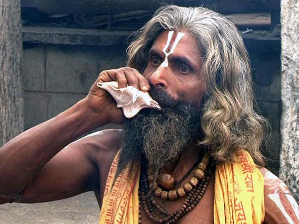 मोती शंख में जल भरकर रख दें