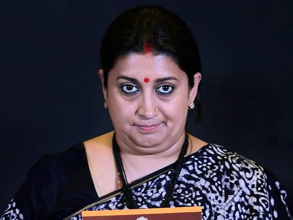 स्मृति ईरानी को भी है तस्वीरों का इंतजार
